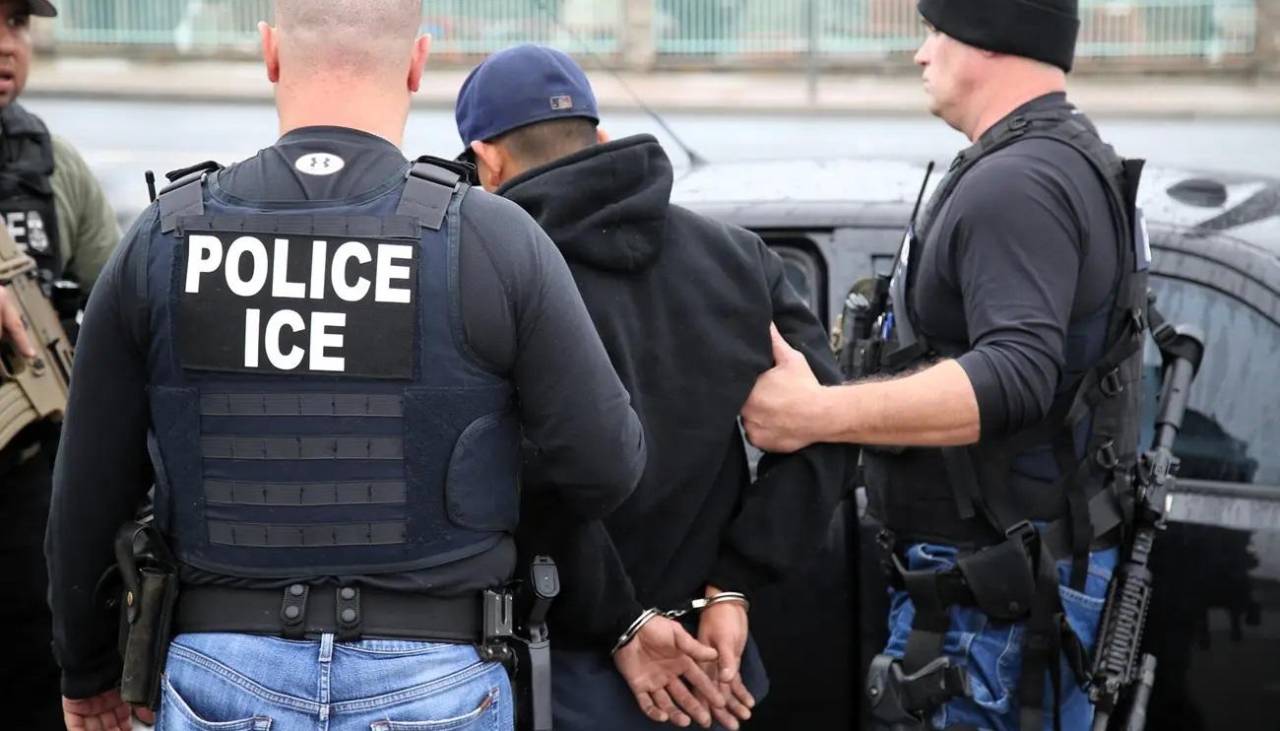 Migrantes latinos y surcoreanos, entre los 450 detenidos en la más grande redada de la gestión de Trump