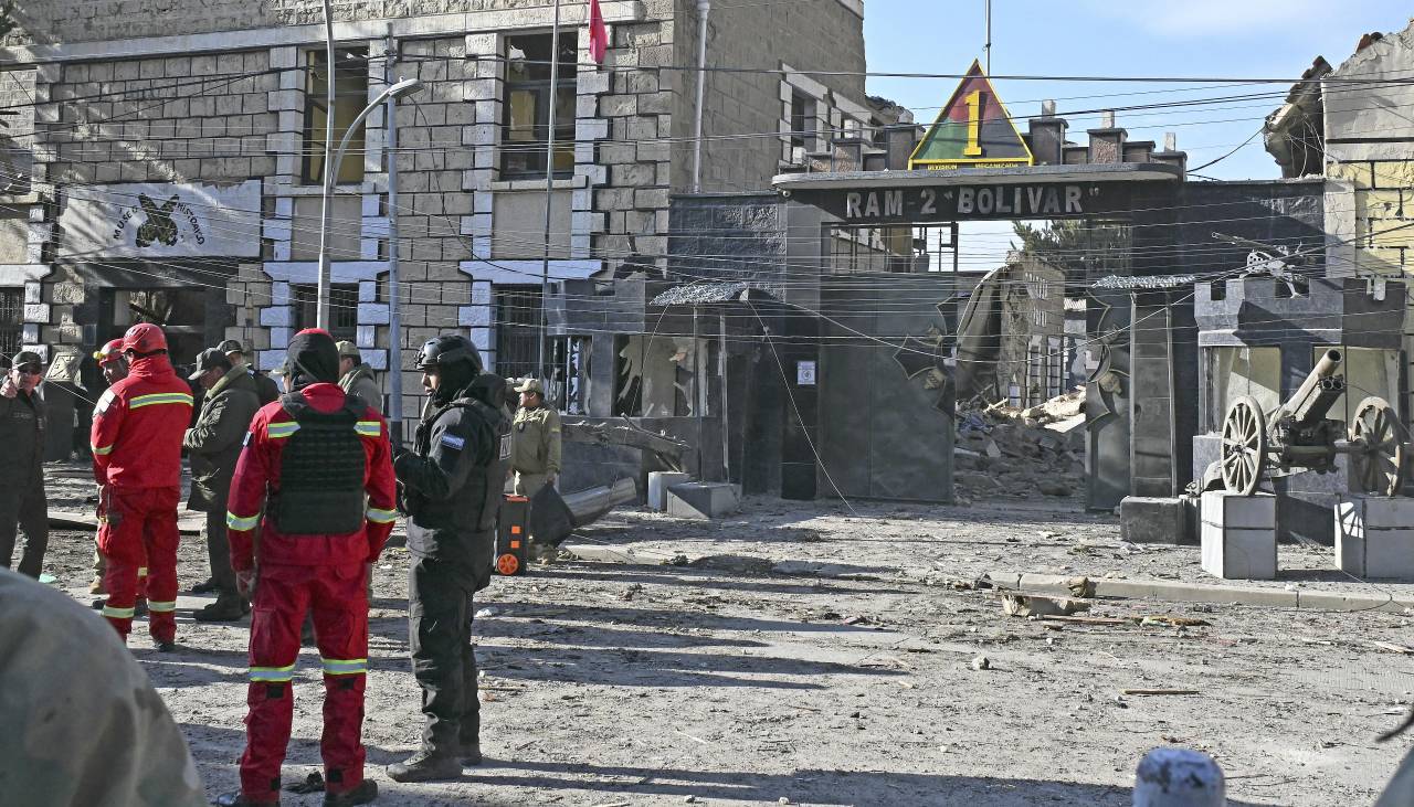 Tras hallazgo del tercer cuerpo, aún se debe localizar al menos a 13 personas desaparecidas tras explosiones en un cuartel de Viacha