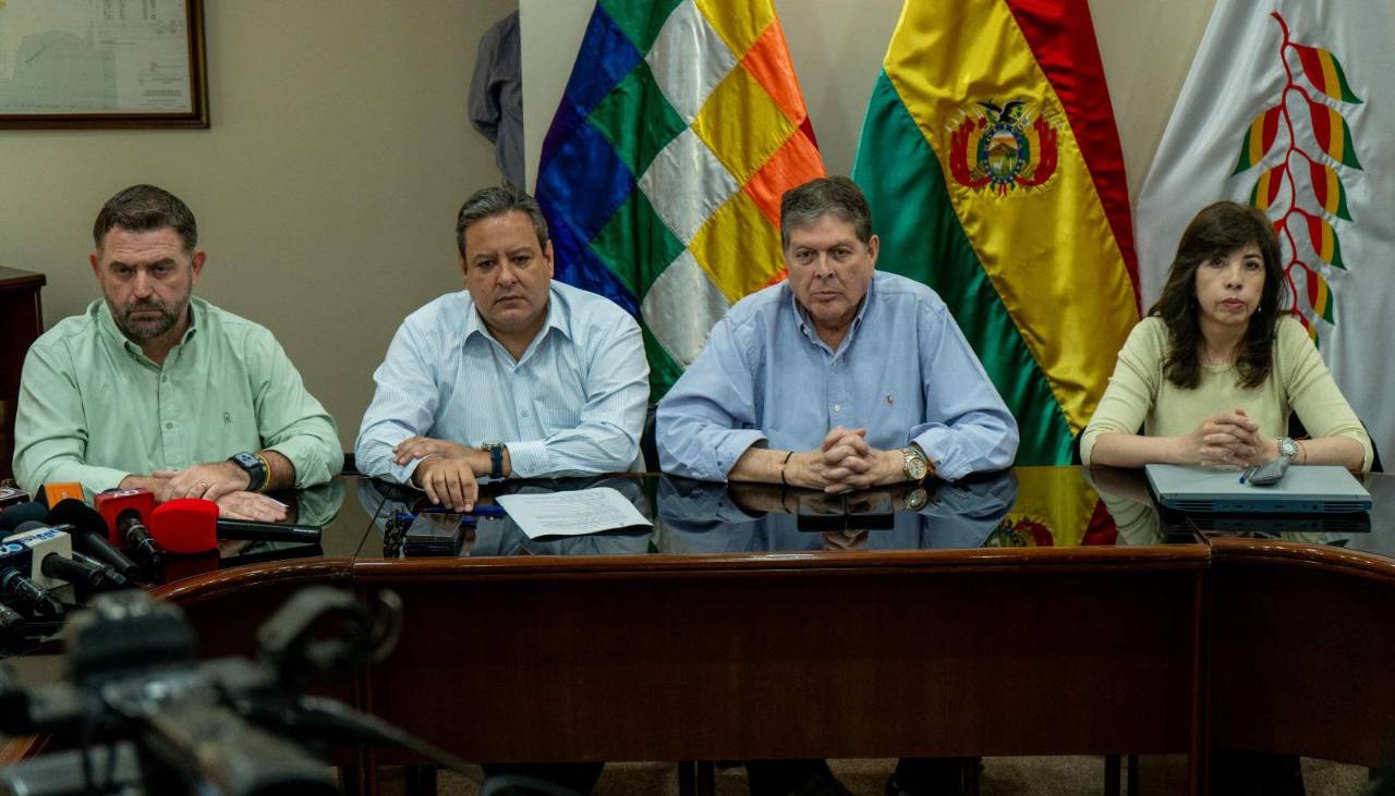 Gobierno y cañeros acuerdan elevar al 15% la mezcla de etanol con gasolina desde noviembre y al 18% desde abril de 2027