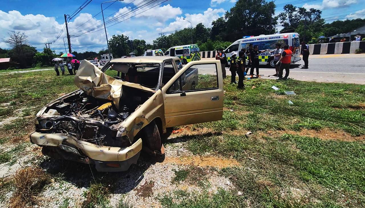 Mueren ocho monjes tailandeses embestidos por camioneta conducida por un niño