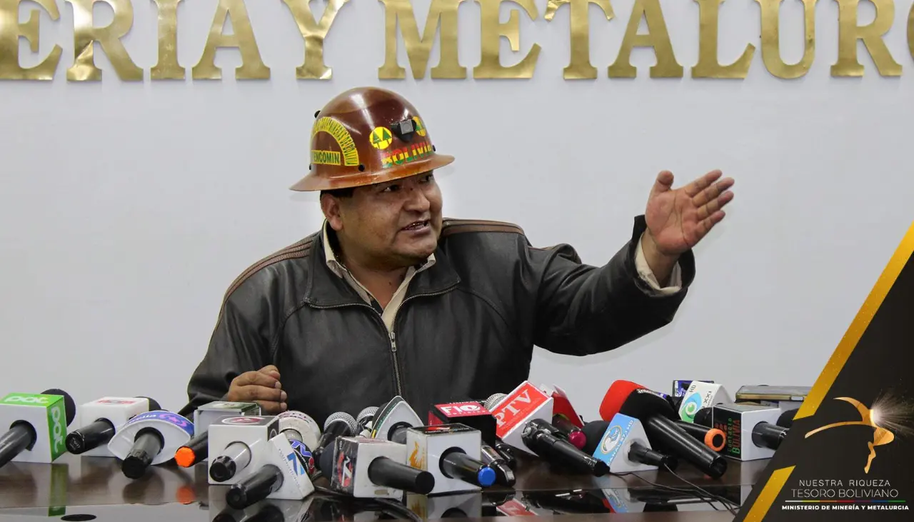 “Estamos fregados”, dice ministro de Minería sobre combustibles y espera que “mediante Dios” se llegue a las elecciones