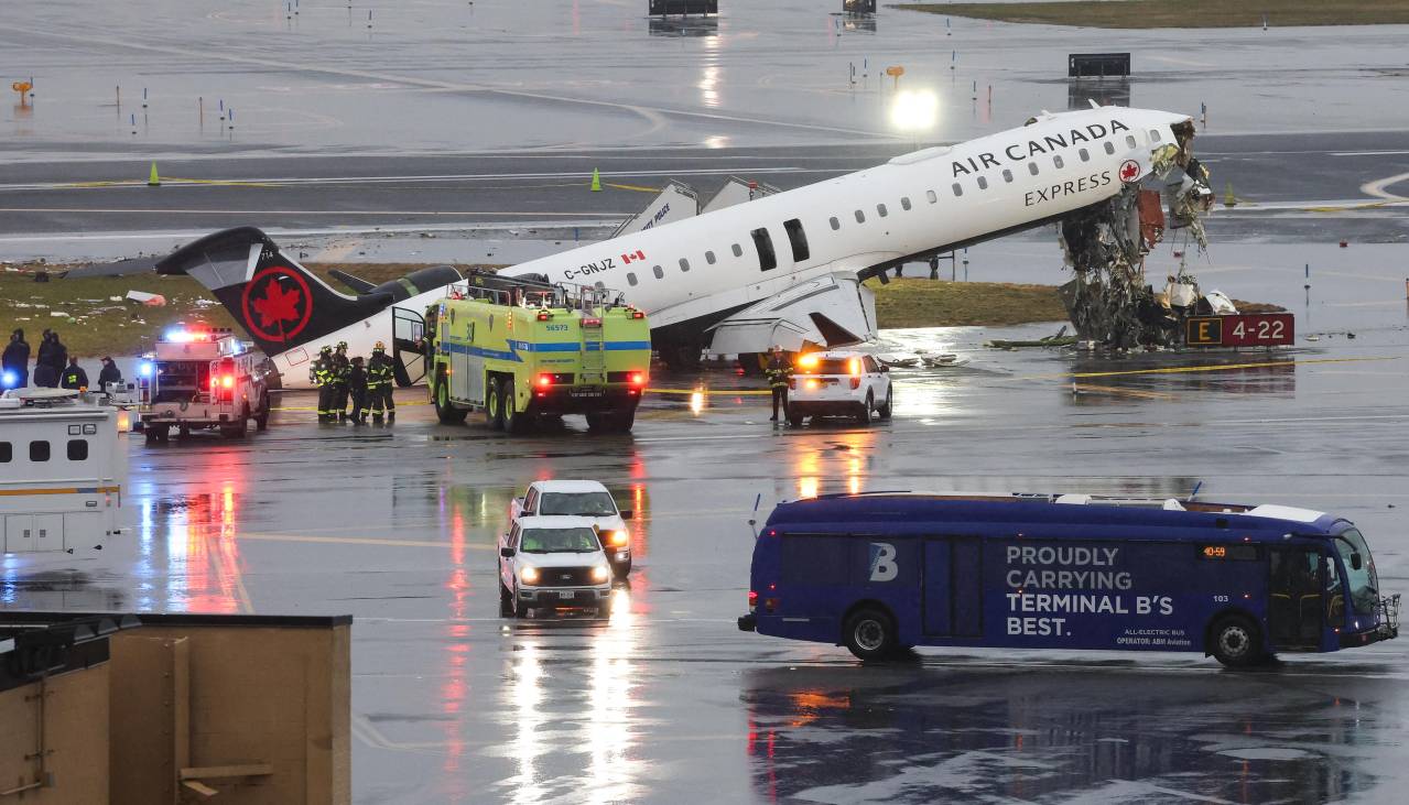 Dos muertos y varios heridos en el choque de un vehículo y un avión en un aeropuerto de Nueva York