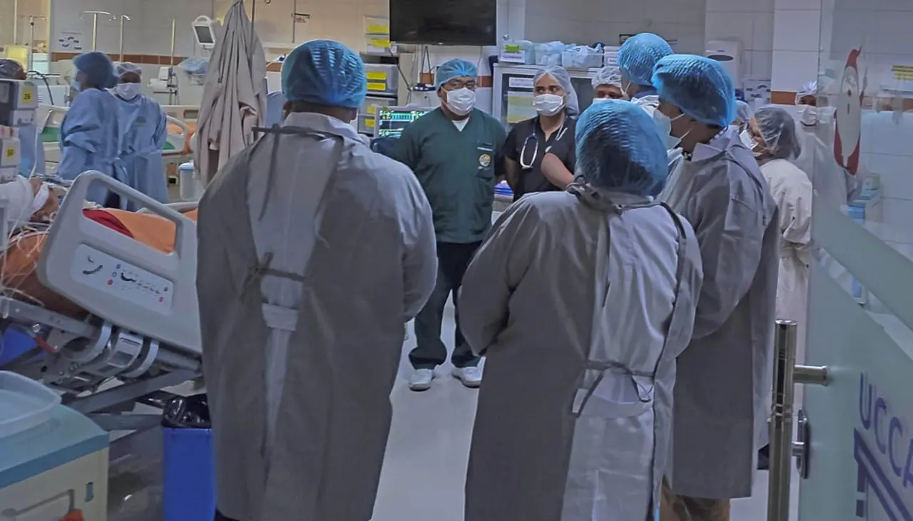 Niño que perdió ambas piernas y tres dedos de una mano por el accidente aéreo será llevado al exterior, dijo la primera dama