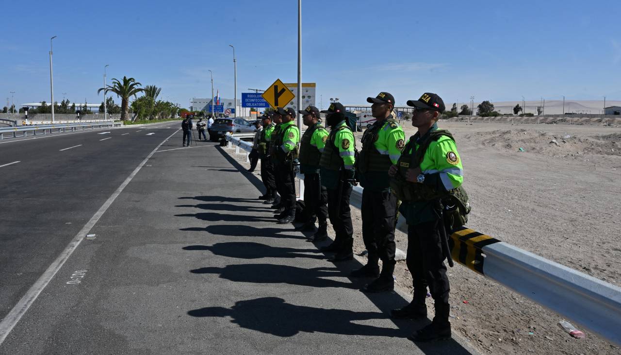 Perú refuerza vigilancia en su frontera con Chile con contingente de militares y policías