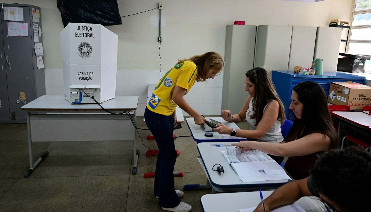 Brasileños votan para decidir el reñido duelo entre Lula y Bolsonaro