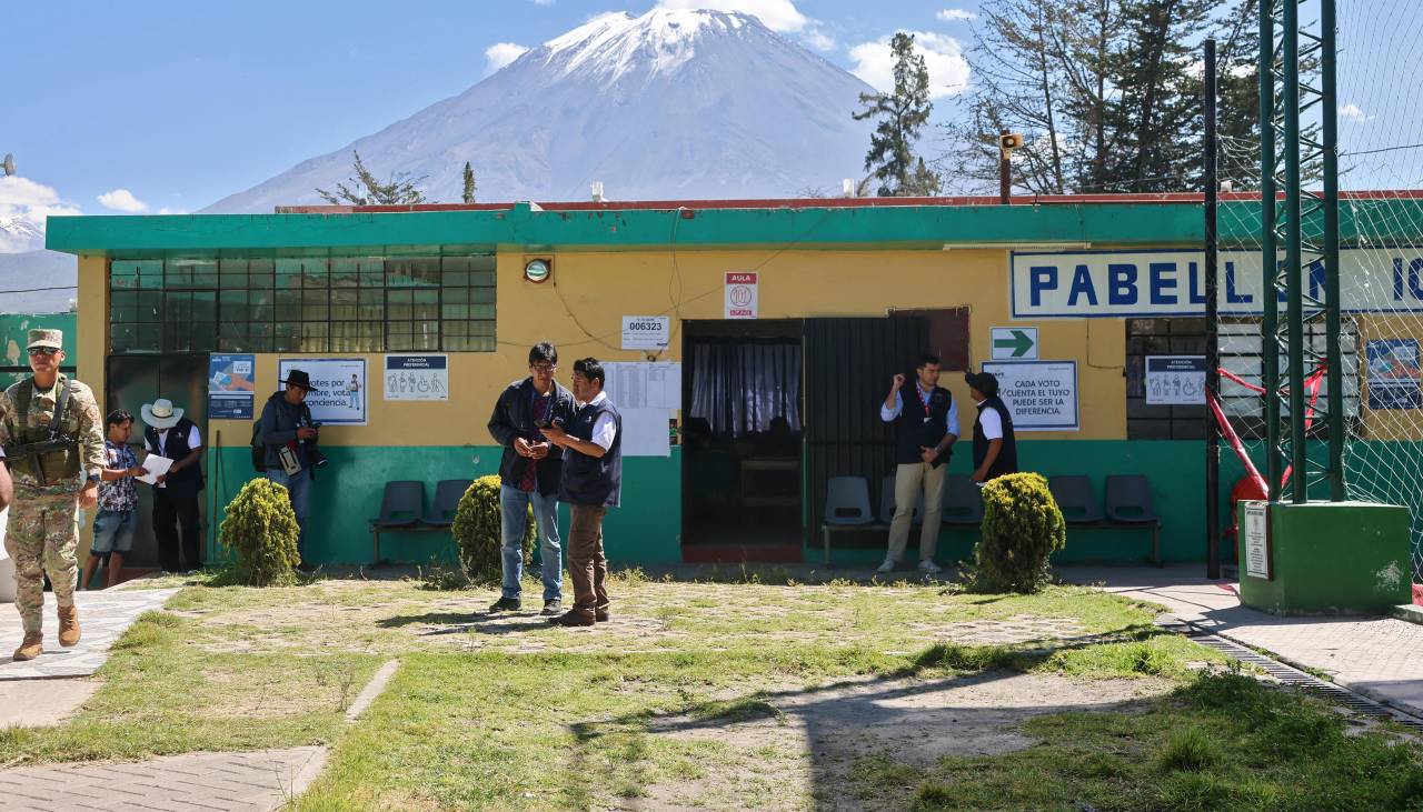 Fiscalía de Perú investiga Oficina Nacional Electoral tras retraso en apertura de locales