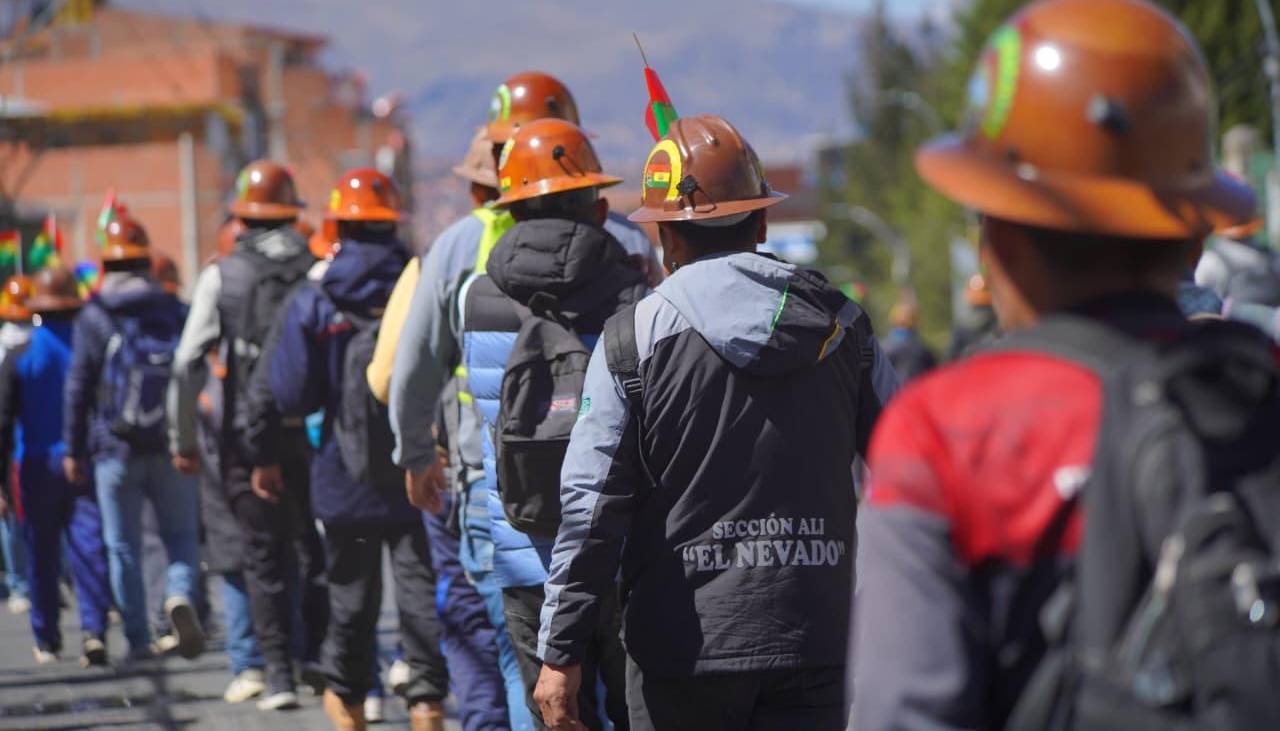 La Paz: Cooperativistas mineros llegan en marcha hasta la plaza San Francisco y señalan que “nada tienen que ver con la COB”