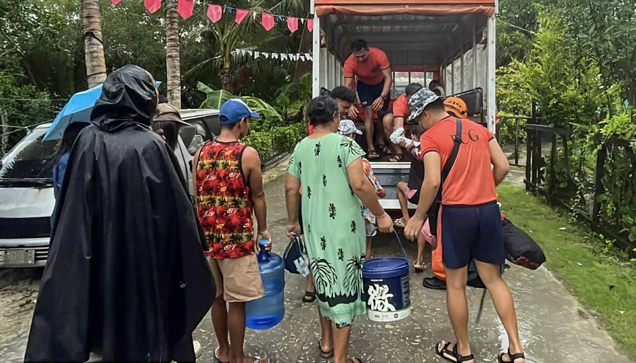 Más de 150.000 evacuados en Filipinas ante la llegada del tifón Kalmaegi