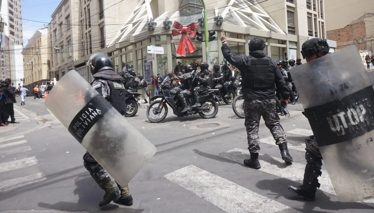 Protestas contra DS 5503: Policía gasifica a marcha de COB en la plaza Murillo
