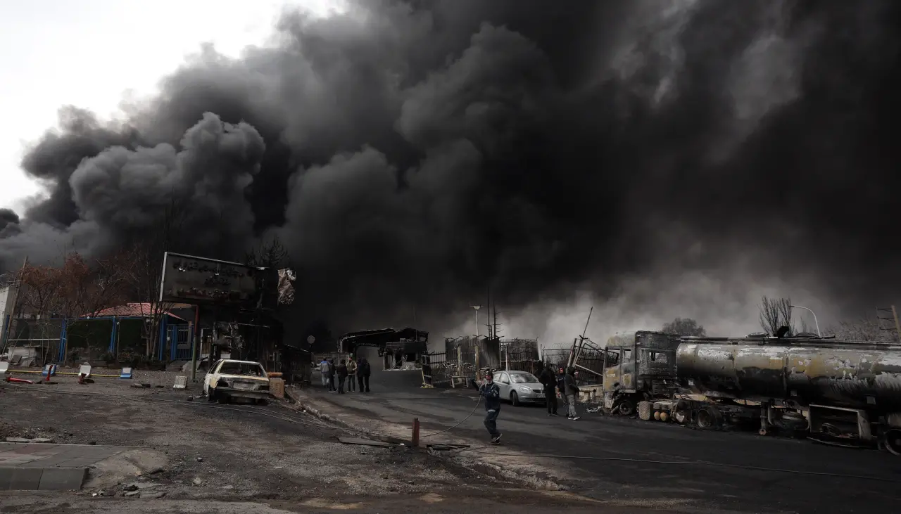 Teherán amanece envuelta en nubes tóxicas tras ataque israelíes a instalaciones petroleras