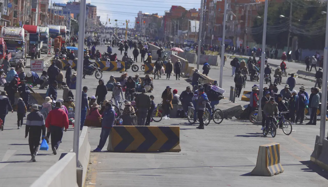 Bolivia comienza un nuevo mes cercada por los bloqueos