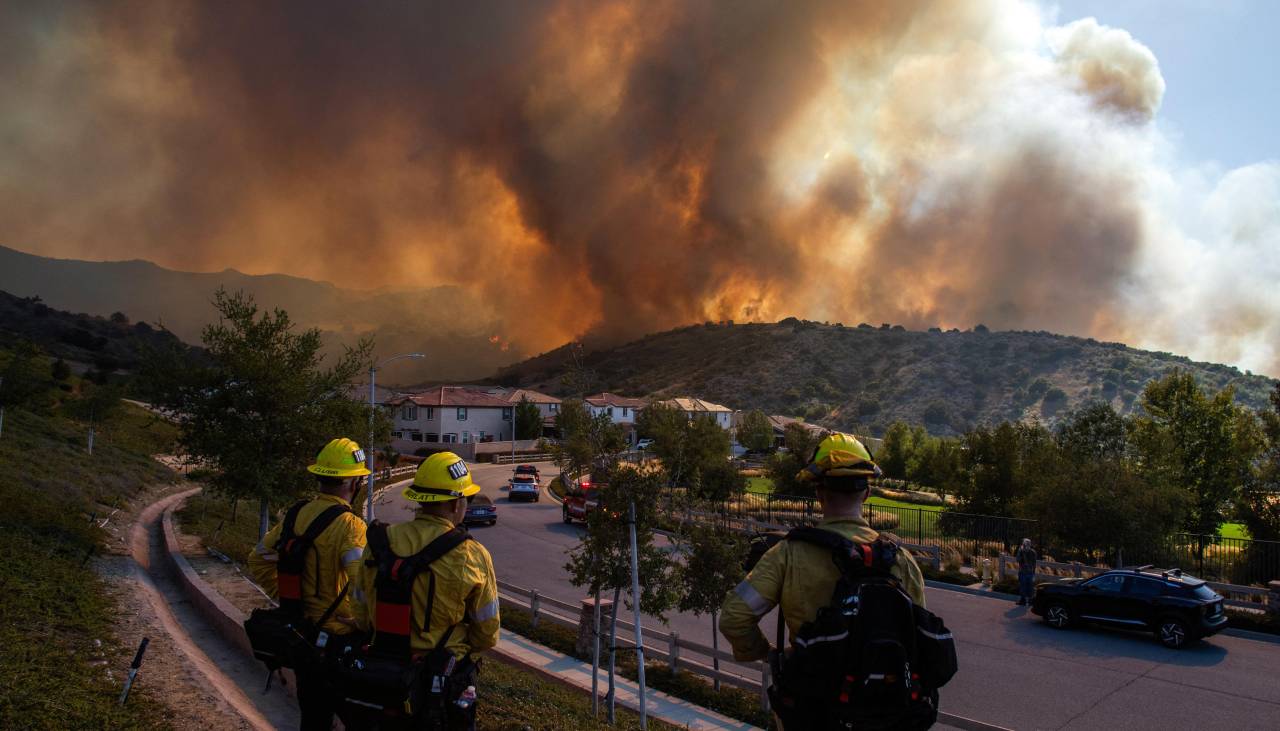 Siete incendios forestales avivados por los vientos queman el sur de California