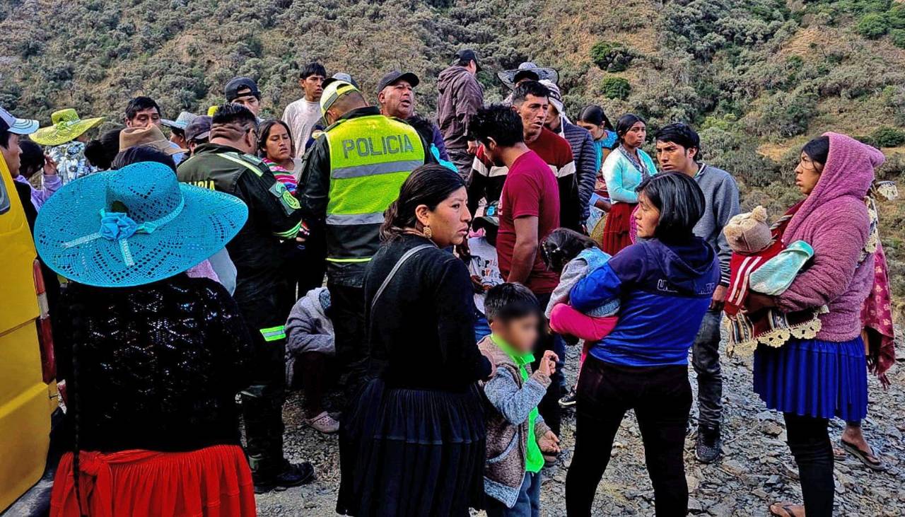 Bomberos difunde la lista de fallecidos y heridos del minibús que cayó a un barranco en Cochabamba