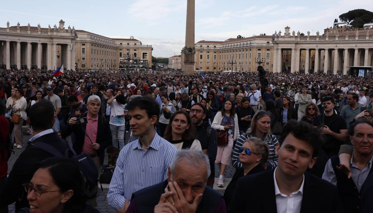 Cientos de fieles van llenando la plaza de San Pedro a la espera de la segunda fumata