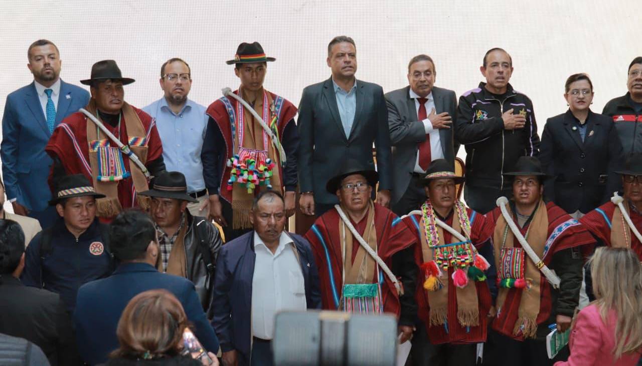 Autoridades, empresarios y organizaciones sociales firman un acuerdo por la unidad y el desarrollo de La Paz
