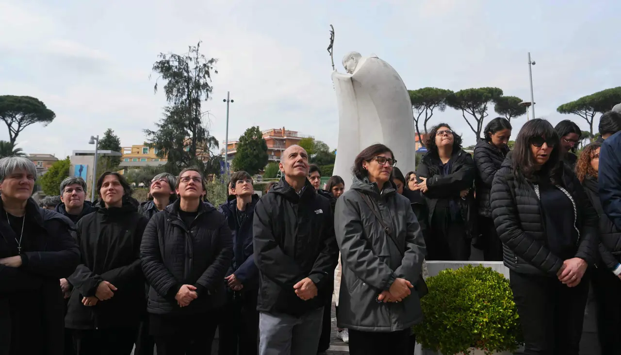 El papa Francisco da las gracias a los médicos tras alentador parte sobre su salud, pero continúa internado