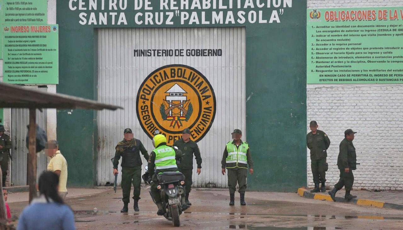 Régimen Penitenciario afirma que se aisló al reo que exhibía dinero y droga, y que su celular quedó secuestrado