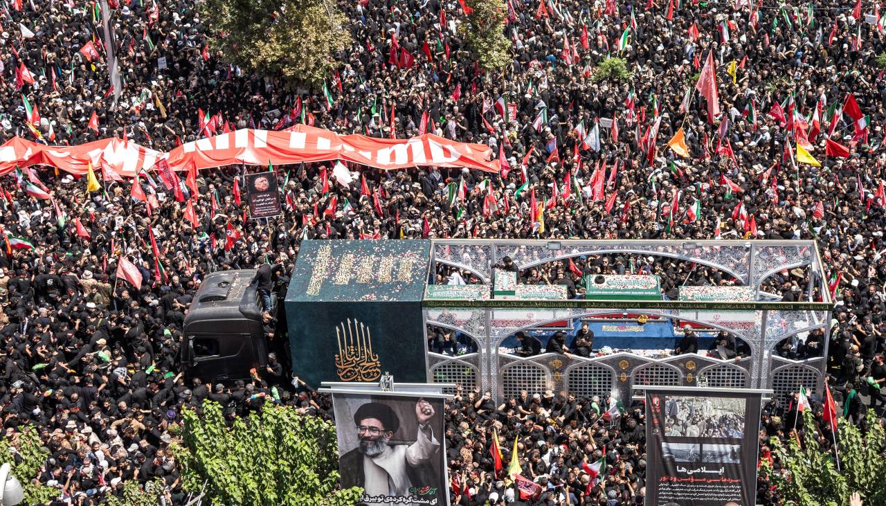 Irán: Una marea humana despide a Alí Jamenei en la ciudad santa de Qom
