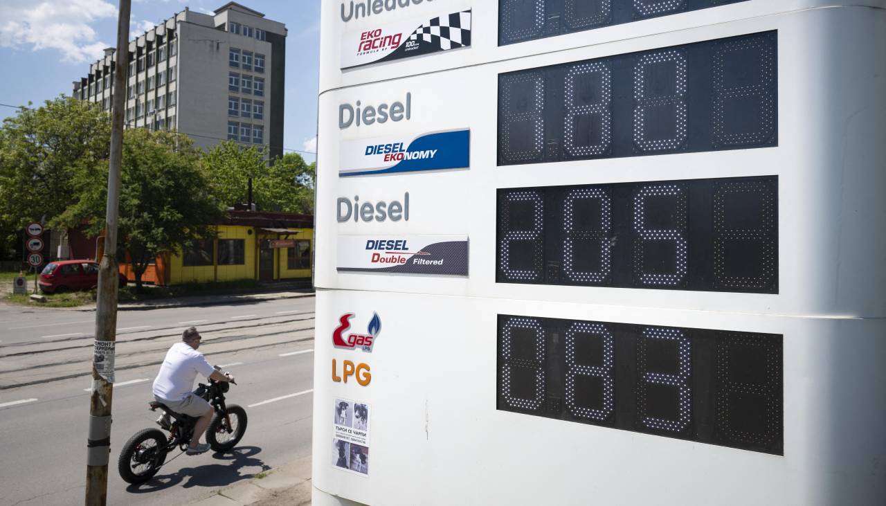 El petróleo baja tras optimismo en negociaciones entre Irán y EEUU