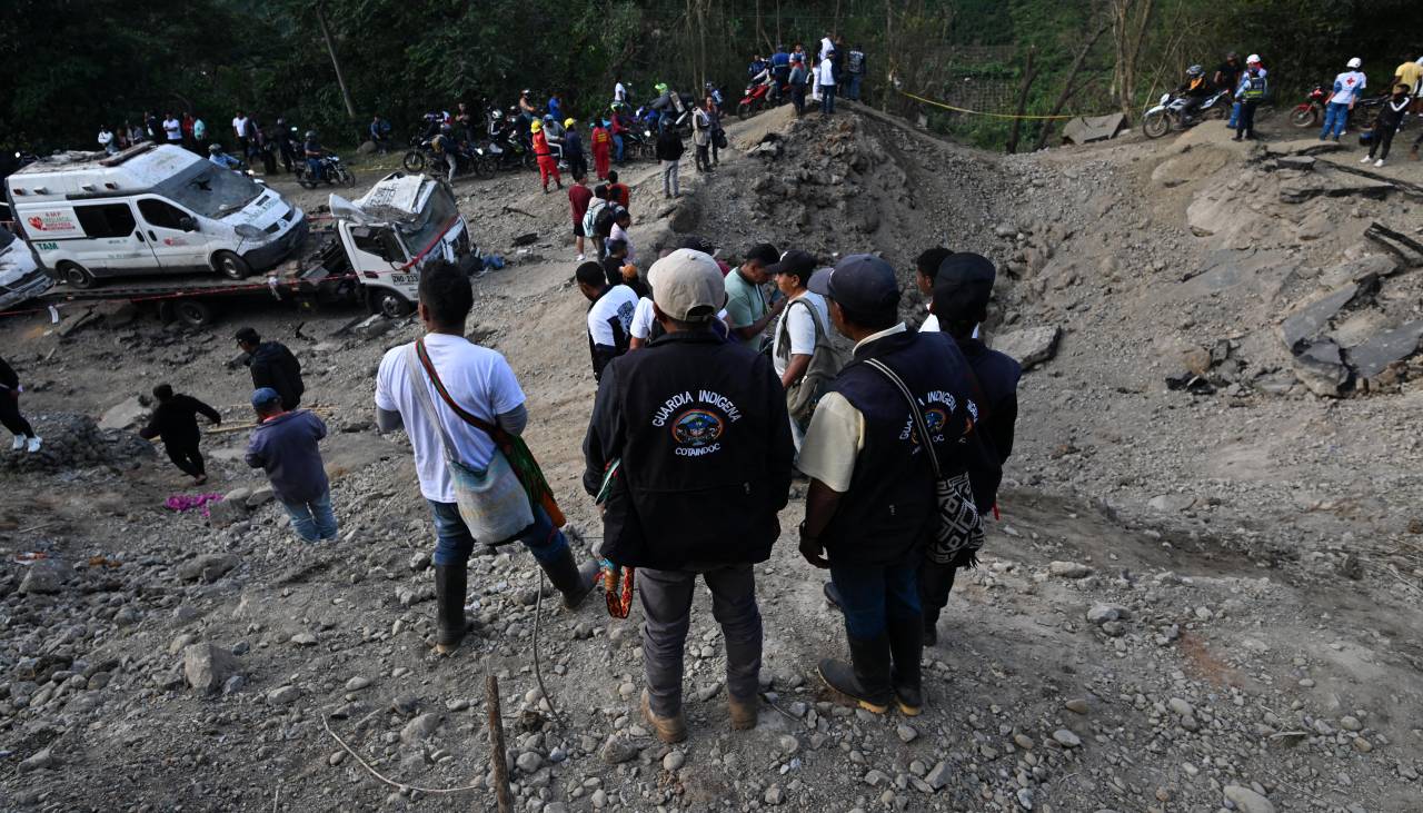 Atentado guerrillero con bomba en Colombia deja 20 muertos, a un mes de las elecciones