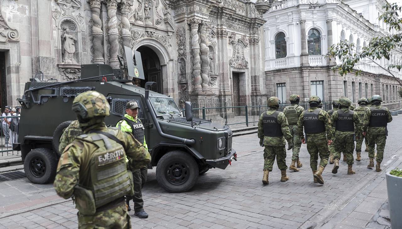 Ataque armado deja 6 fallecidos y 2 heridos en provincia de Ecuador bajo toque de queda