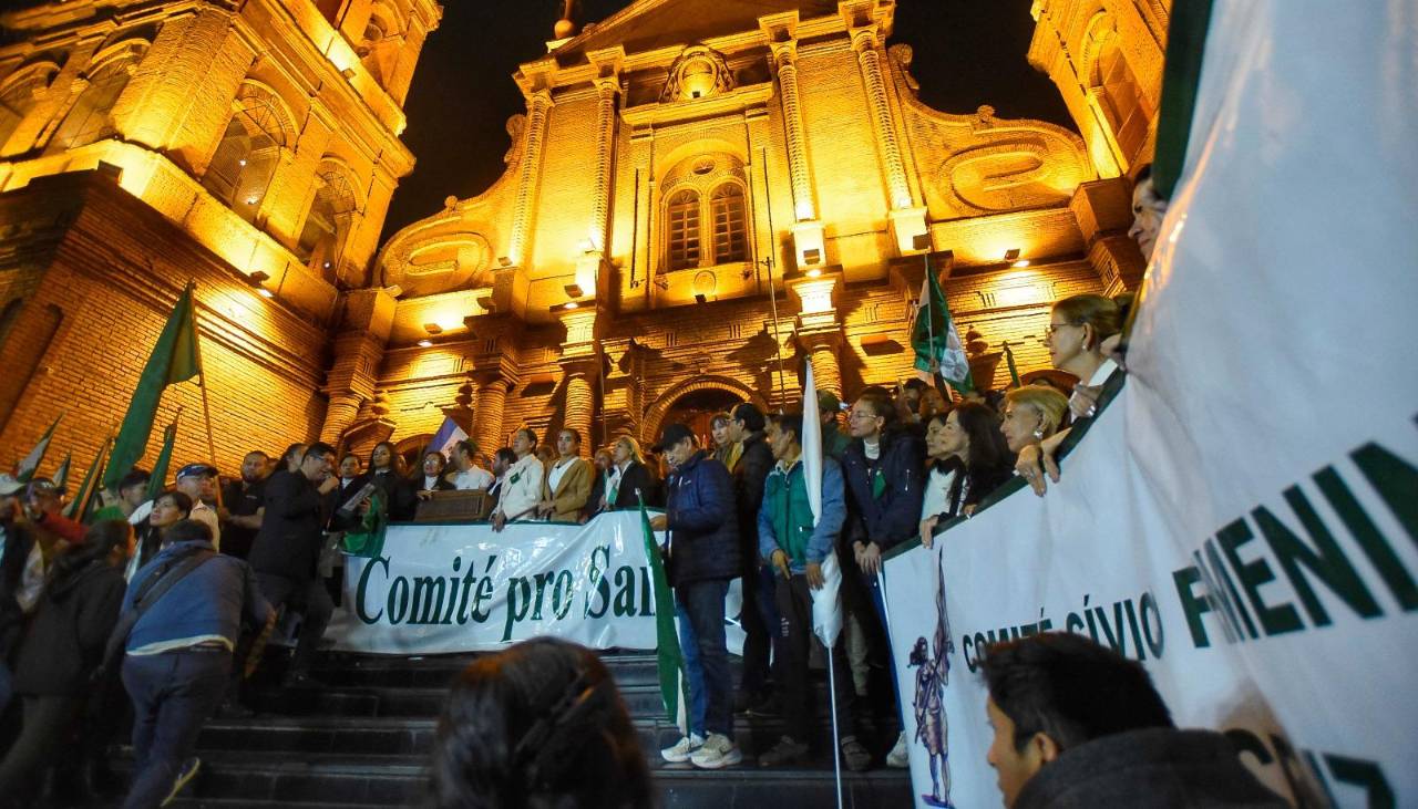 “Tienen hasta el domingo para desbloquear”: Cívicos cruceños advierten al Gobierno con salir a despejar las vías