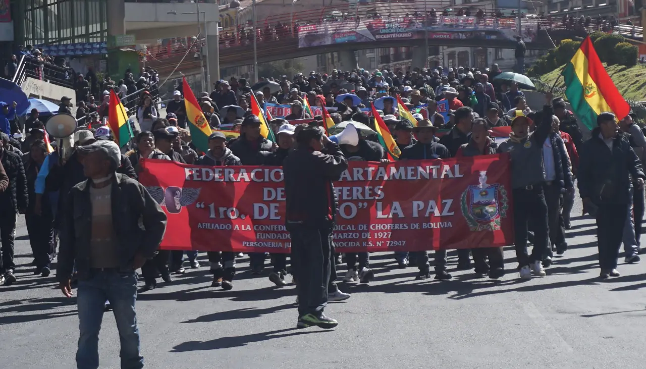 Tras marcha que colapsó La Paz, choferes descartan paro y determinan no pagar peajes e iniciar huelga de hambre 