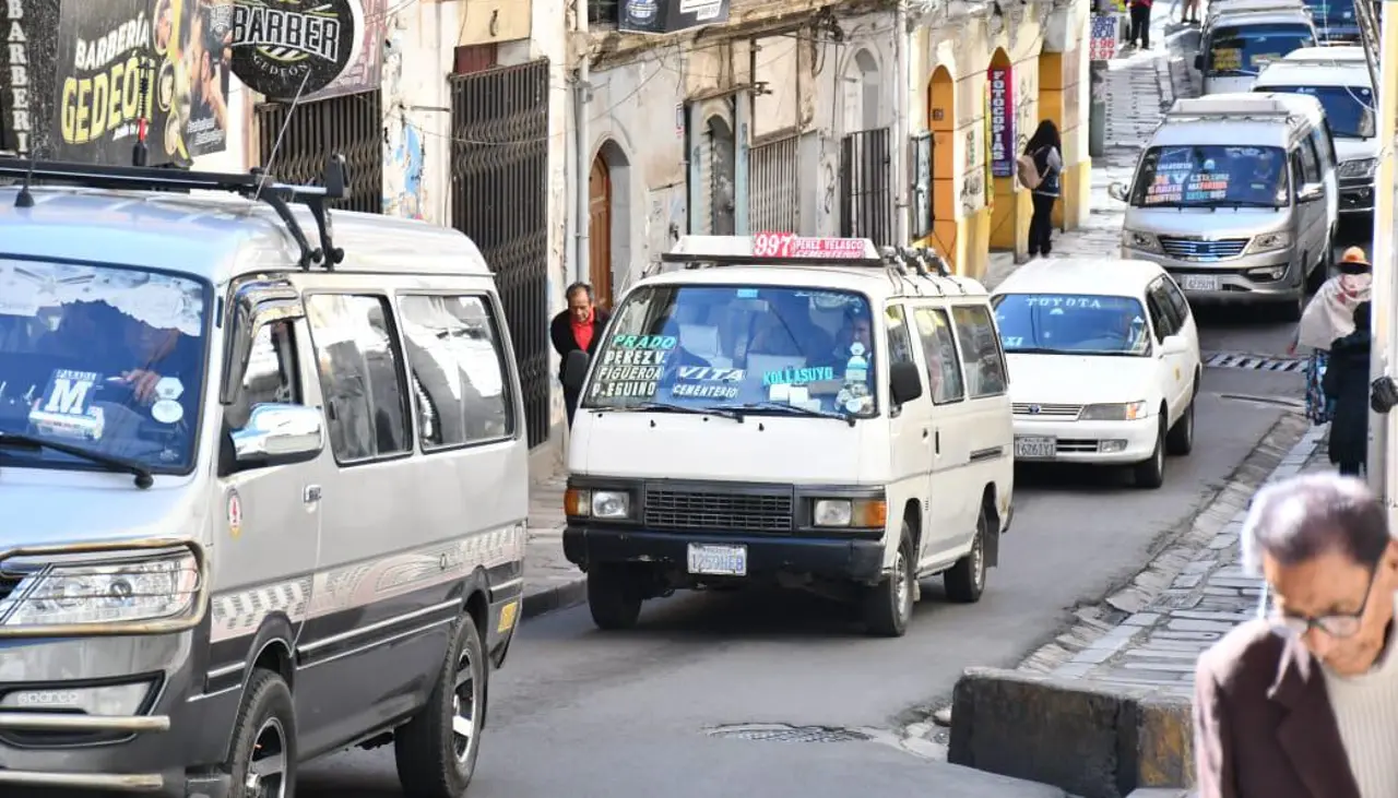 Rigen nuevas tarifas en La Paz: Choferes comienzan a cobrar Bs 2,40; las juntas vecinales rechazan el incremento