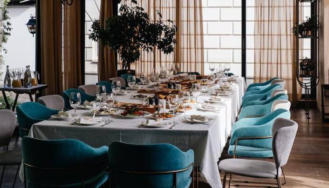 “Nos arruinaron un sábado”: Un restaurante reservó espacio para 16 personas, pero nadie fue