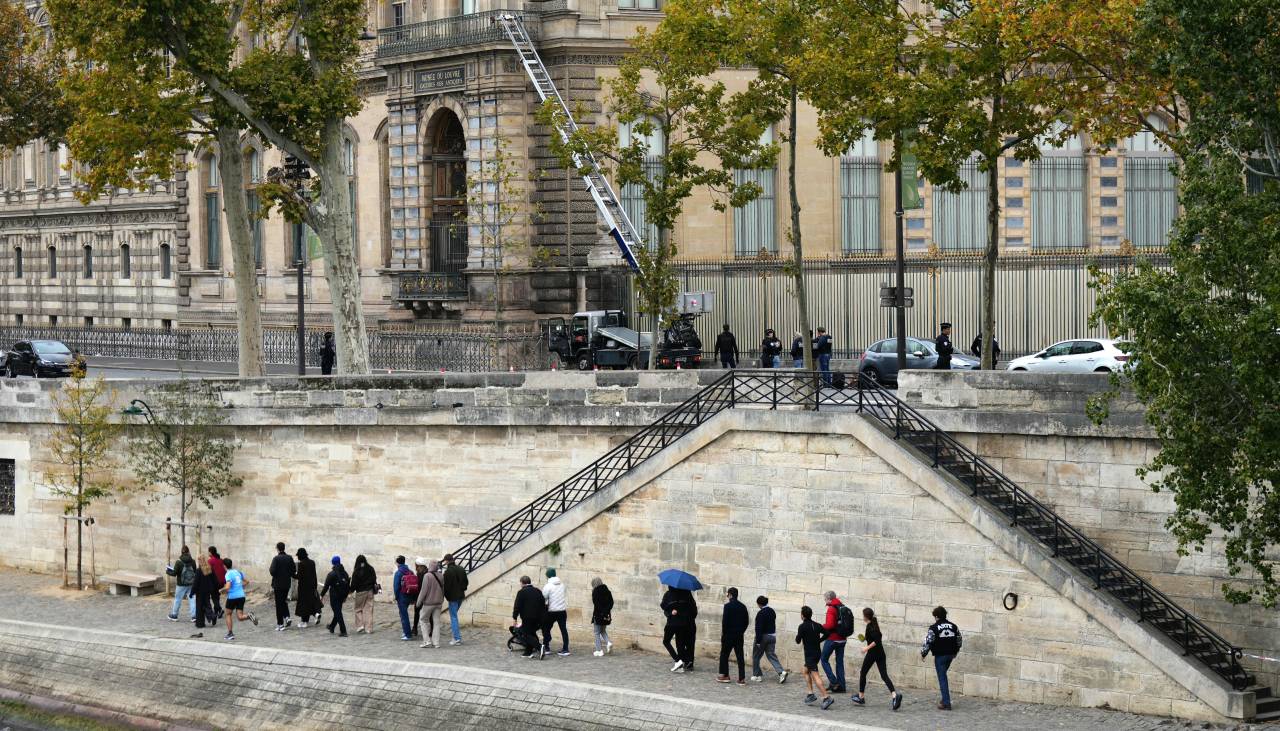 Ladrones roban joyas de “valor inestimable” en el museo del Louvre