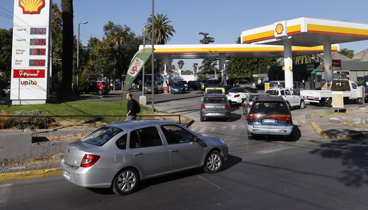 Entra en vigor en Chile un alza histórica de combustibles, junto a la primera ley de Kast
