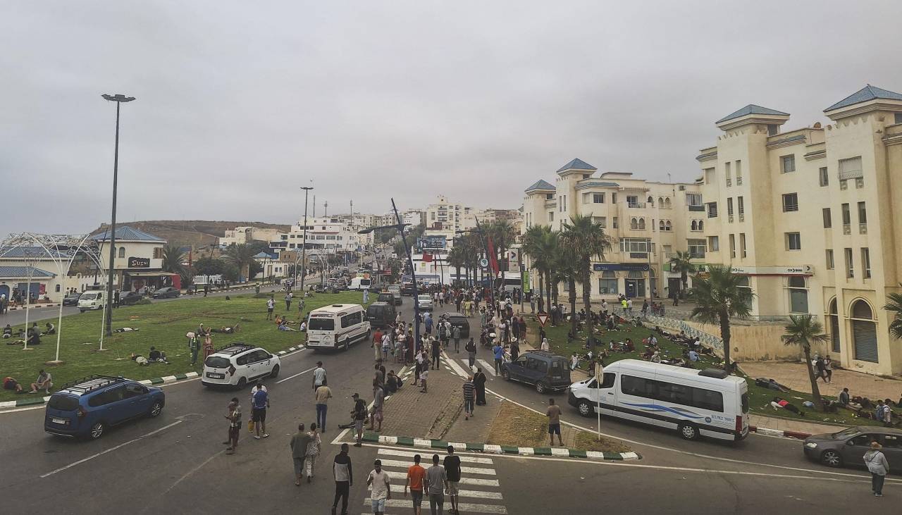 Miles de migrantes regresan a Marruecos tras una noche de violencia en frontera con Ceuta