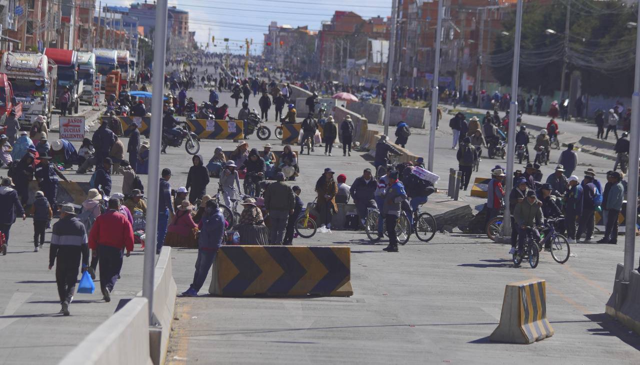 Bolivia comienza un nuevo mes cercada por los bloqueos