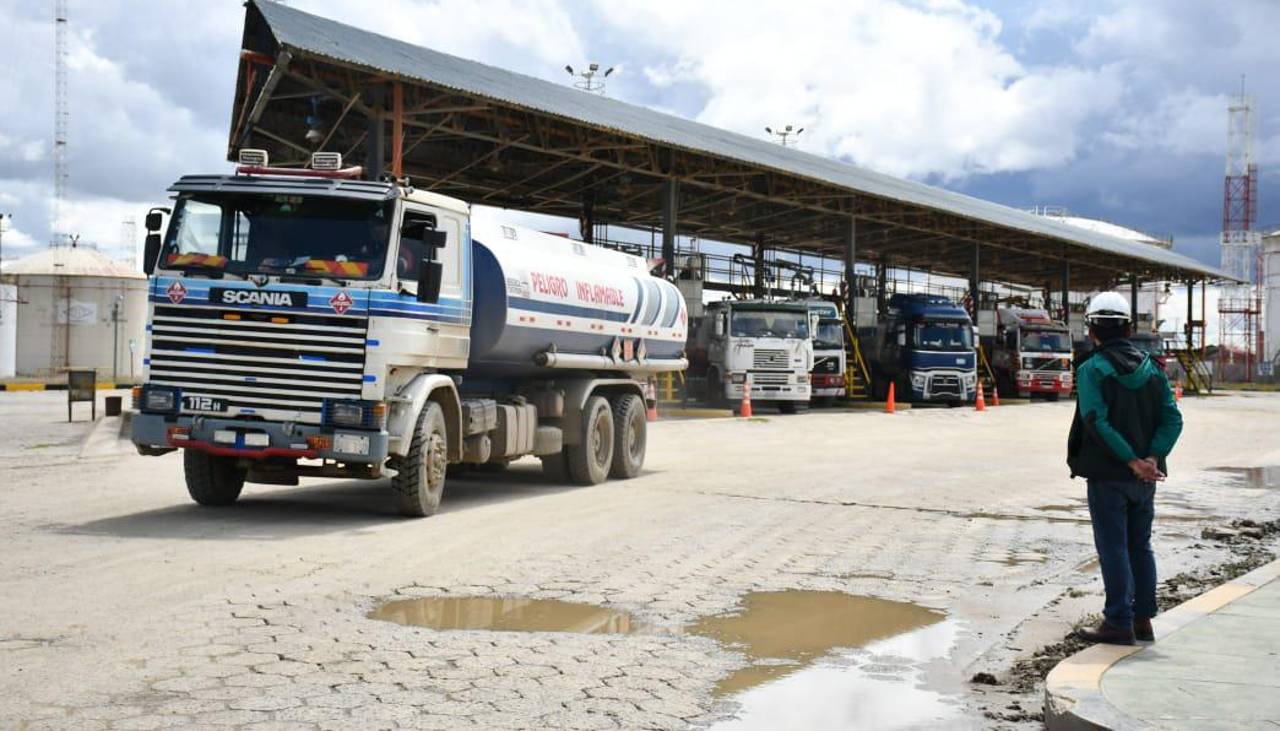 ¿Cuándo llegará la solución? El Gobierno dice que “el combustible está llegando”, pero admite que los despachos no superan el 55%