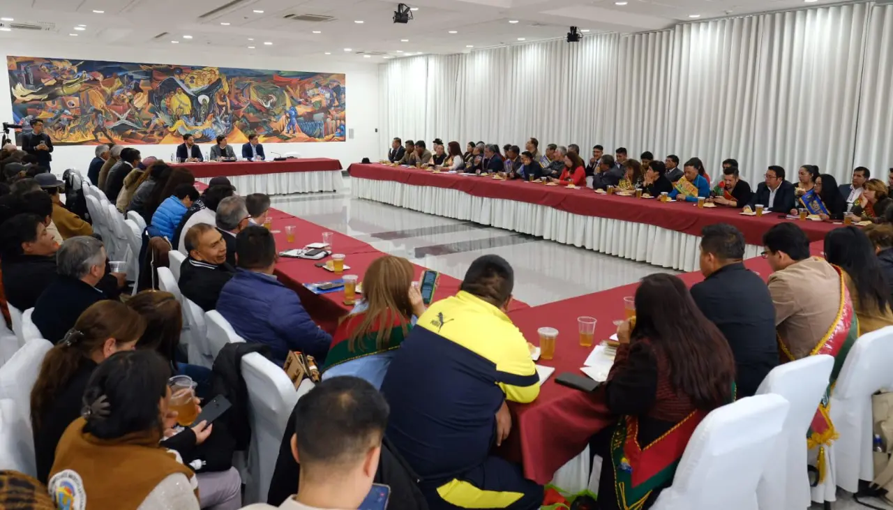 Tras inasistencia de la COB al diálogo, el Gobierno “socializa” con más de 40 sectores sociales el DS 5503