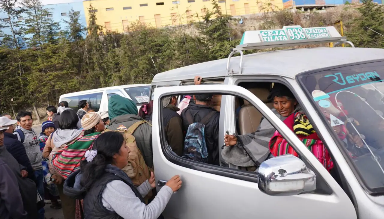 Choferes de La Paz cumplieron paro de 24 horas este viernes; el transporte comenzó a restablecerse