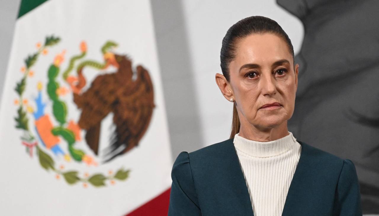 Un hombre tocó e intentó besar a la presidenta de México en pleno acto público