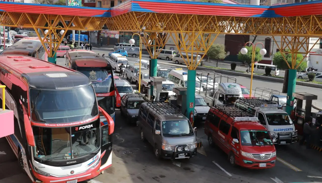 Este domingo, las filas por combustible continúan y la espera se extiende