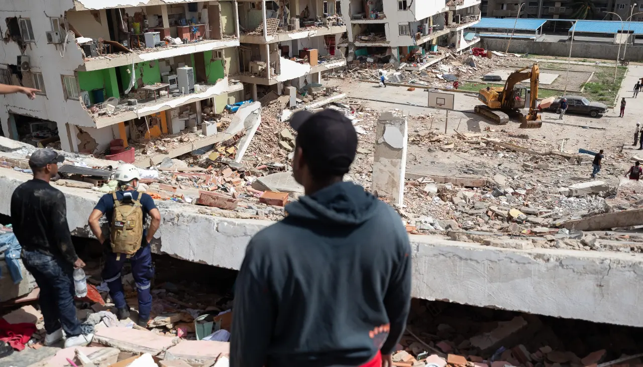 Familias buscan entre los escombros a desaparecidos por el doble terremoto en Venezuela