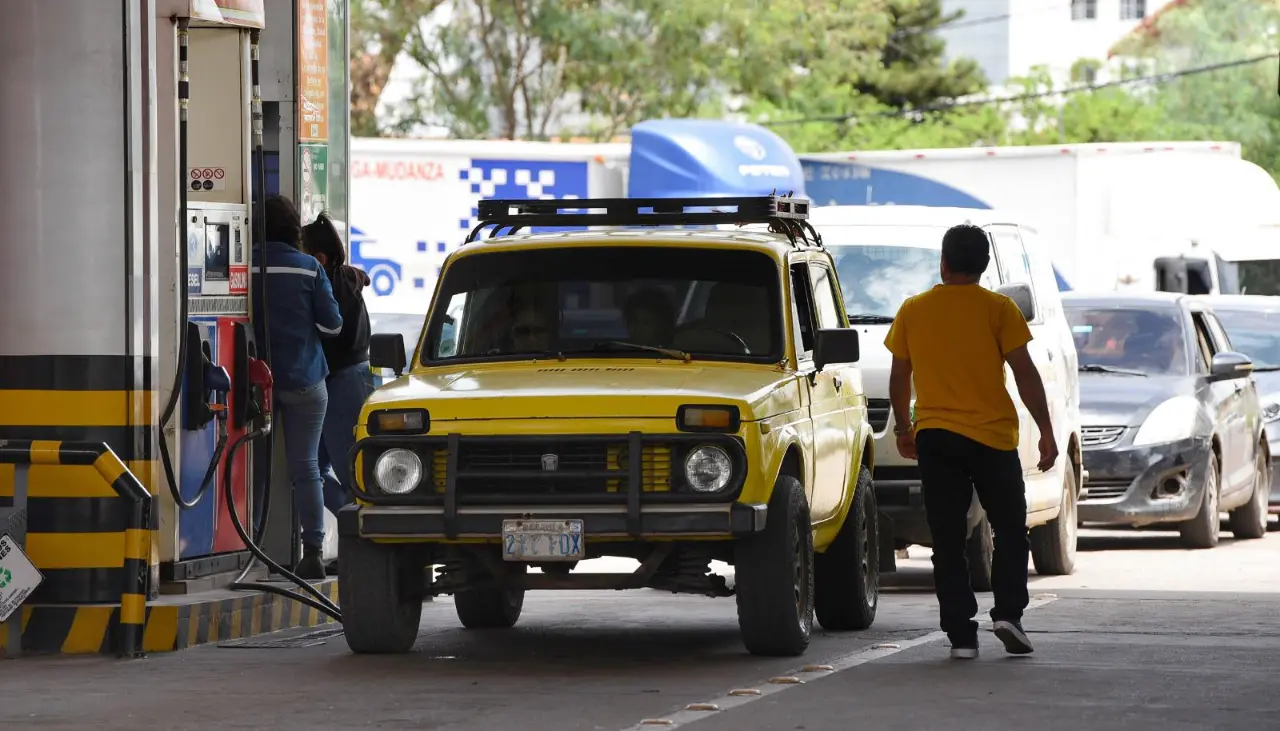 Según Asosur, YPFB se comprometió a solucionar dotación de combustibles hasta el viernes