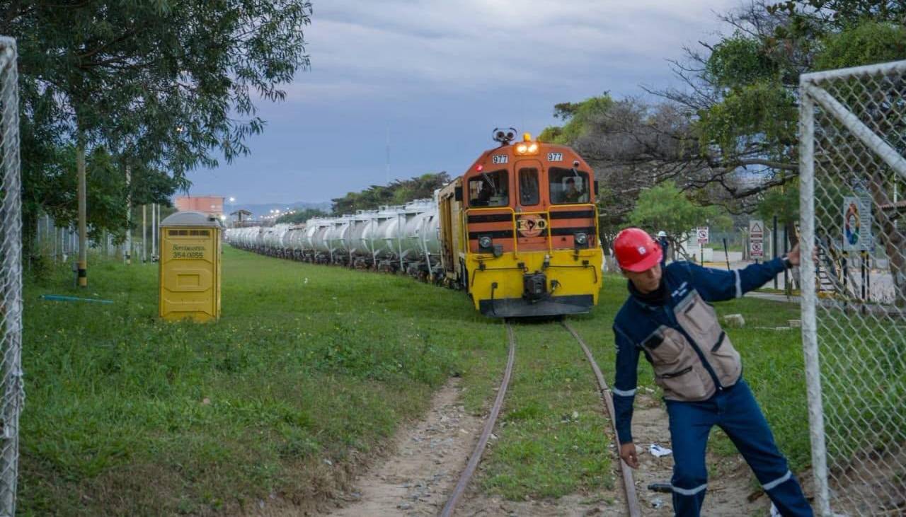 YPFB anuncia la llegada por tren de cuatro convoyes de gasolina para esta semana