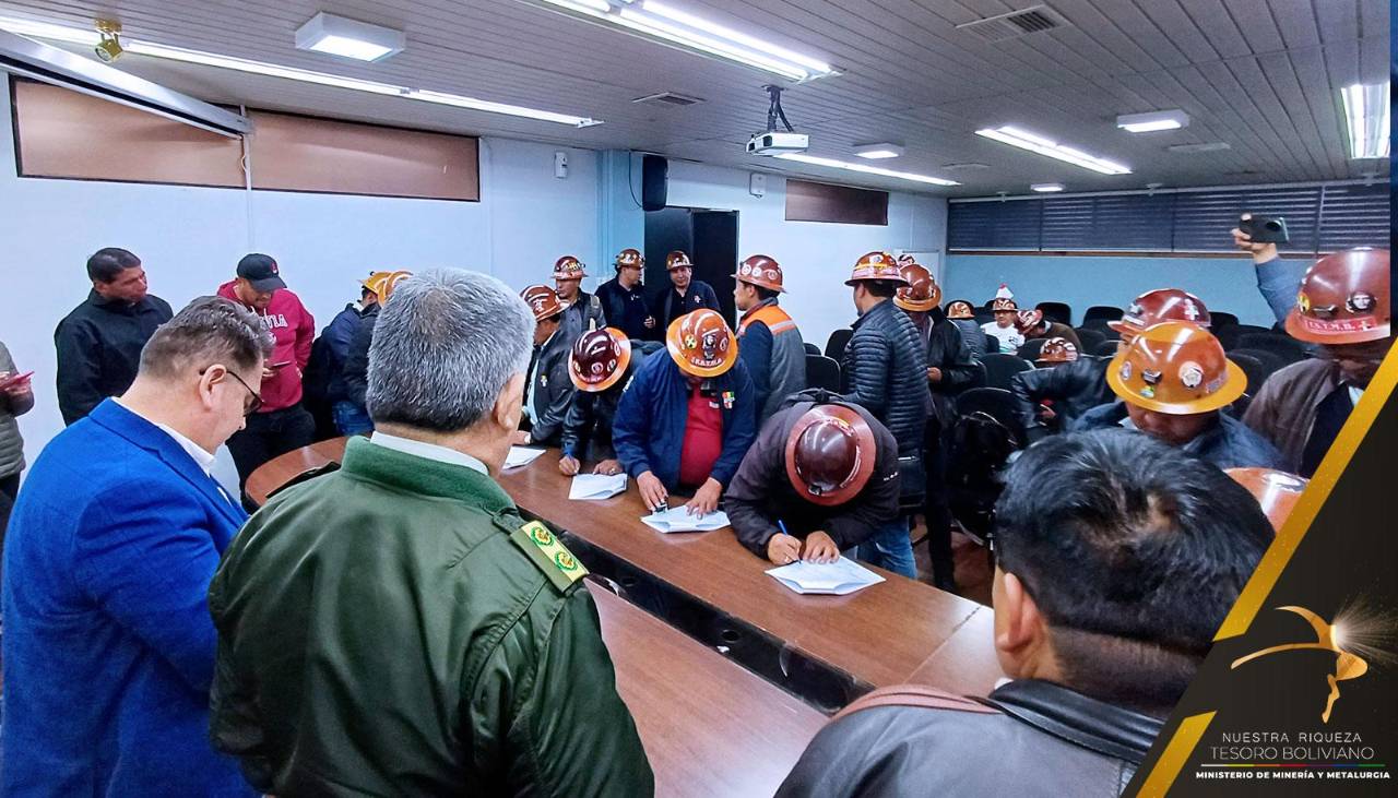 Gobierno y mineros asalariados firman acuerdo contra los avasallamientos y el juqueo y se suspende la protesta en La Paz