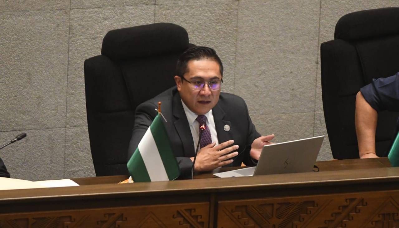 Ministro de Economía expone los alcances del crédito del FMI ante el pleno de Diputados 