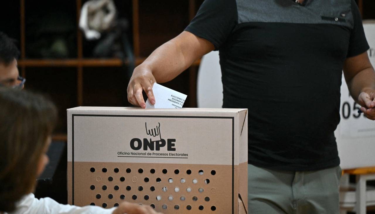 Perú vota en un reñido balotaje para elegir a su noveno presidente en 10 años