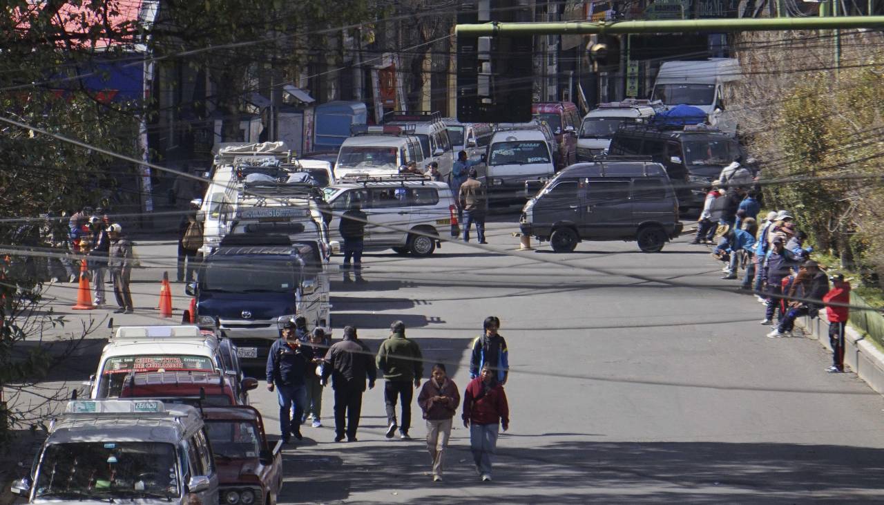 Choferes de La Paz anuncian un paro movilizado desde el lunes y piden la renuncia del presidente