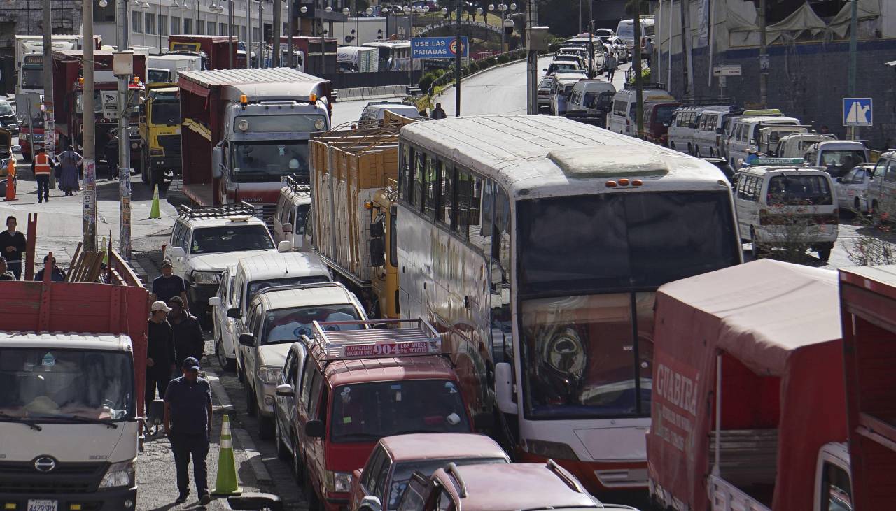 Tras permanecer más de un mes bloqueado en una carretera, chofer llegó a hacer fila por combustible