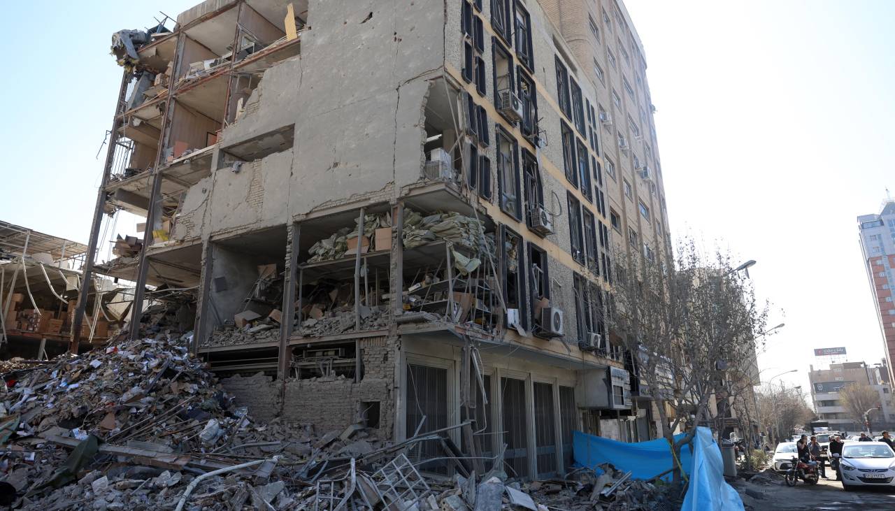 Atacan embajada de EEUU en Riad y más bombardeos en Beirut: lo último de la guerra de Irán