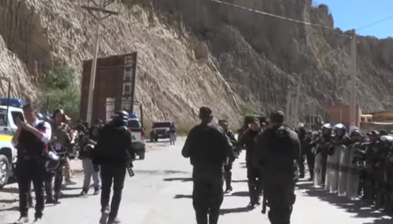 “Buscan víctimas”: Para evitar bajas, la Policía y los militares se repliegan de Huajchilla tras los enfrentamientos