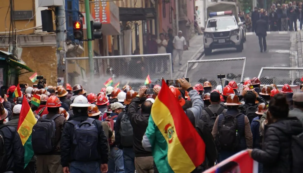 Aprehenden a una persona que estaba repartiendo dinero a movilizados en La Paz, según fiscal