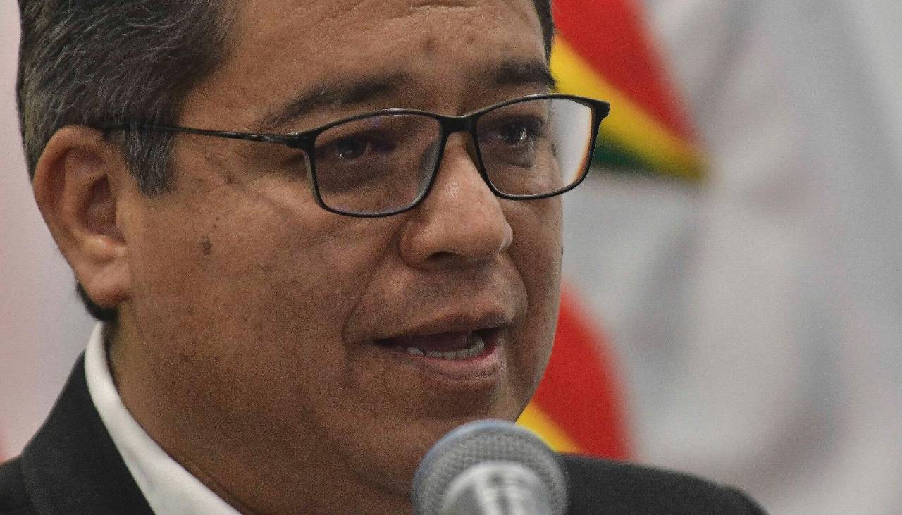Gobierno denuncia que Montaño “usurpa funciones” al declararse fiscal general y que lo buscan para detener